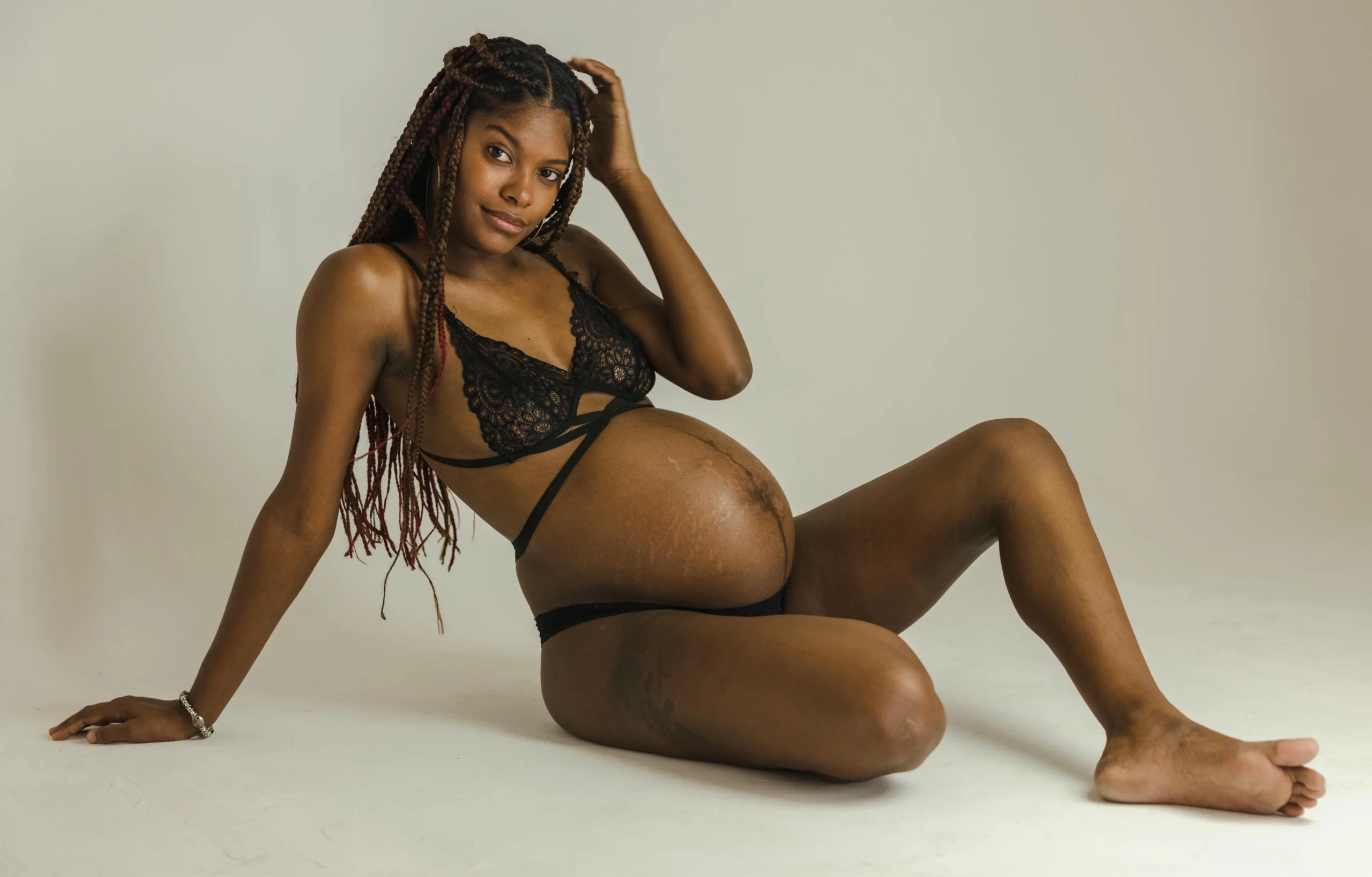 Fotos de Maternidad en Estudio con Poses Elegantes