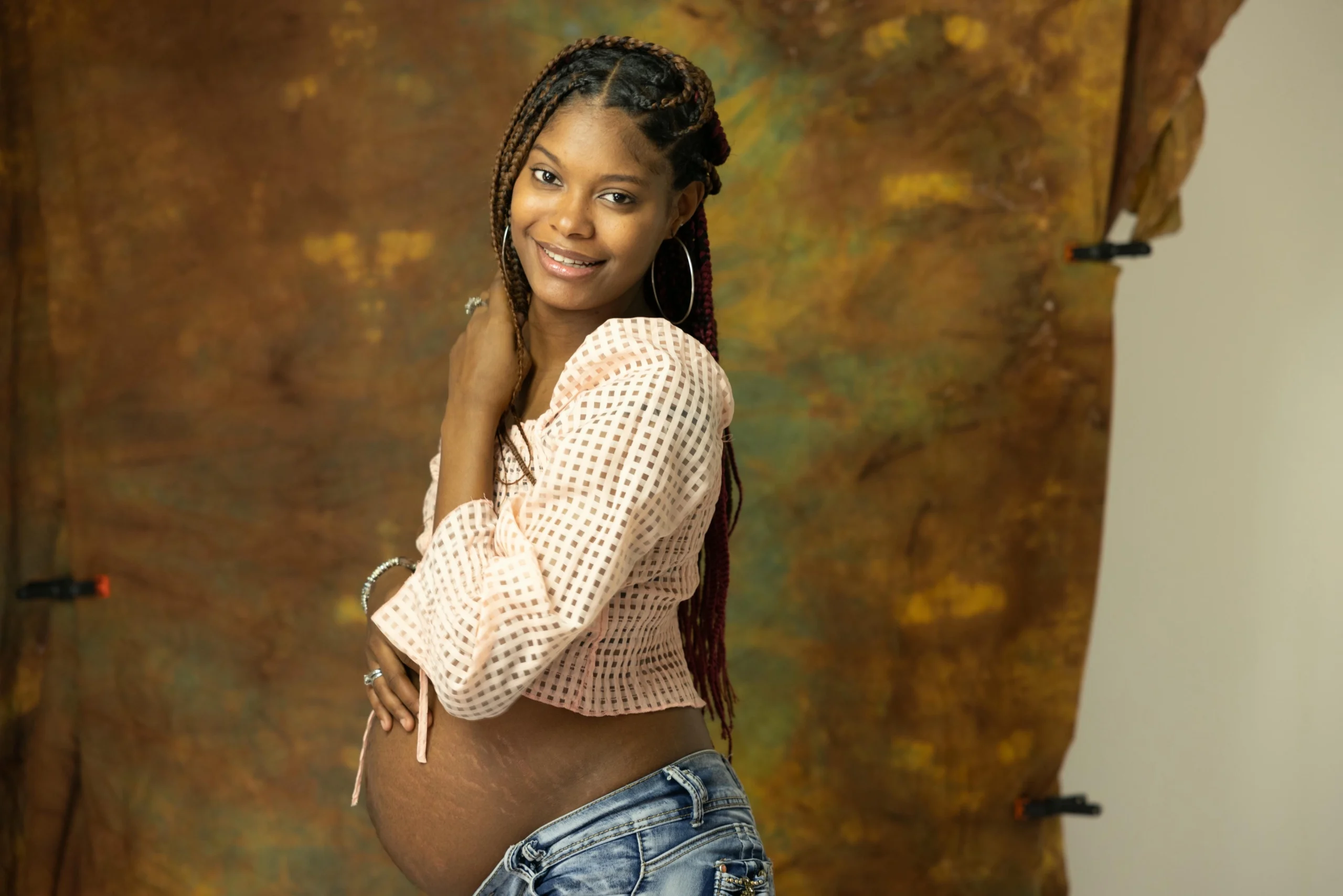 Mujer embarazada en un estudio fotográfico, con fondos personalizados y iluminación profesional