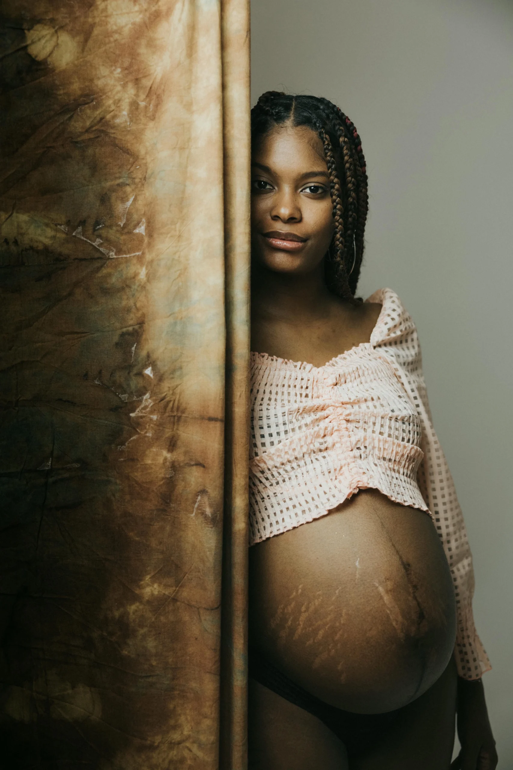 Mujer embarazada en un estudio fotográfico, con iluminación profesional en Santo Domingo