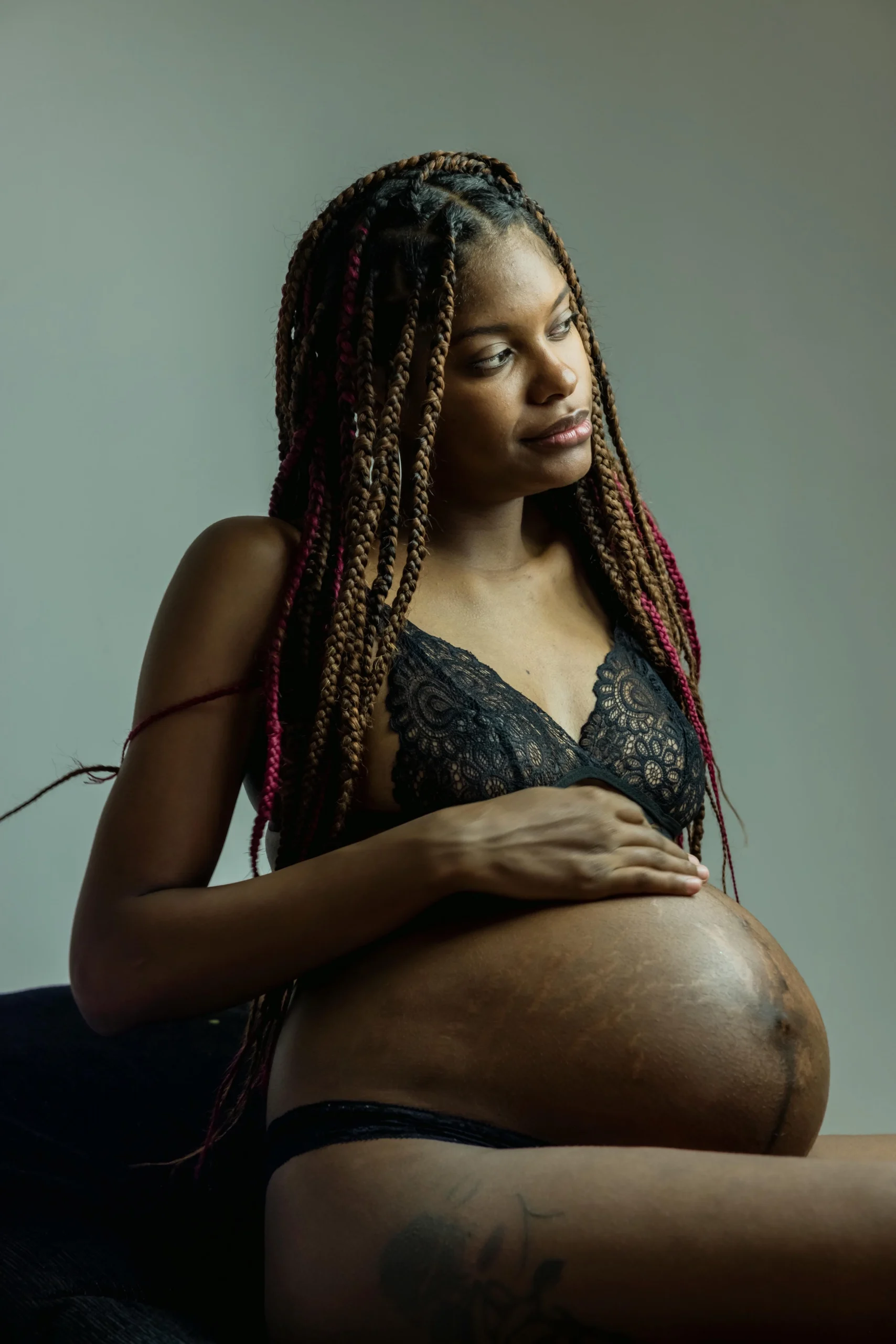 Mujer embarazada posando en un estudio con fondos creativos