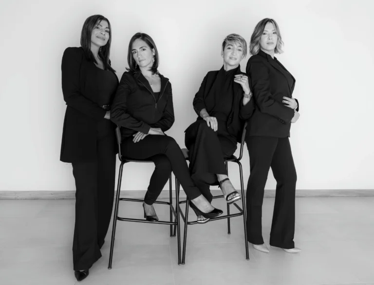 Sesión de retratos corporativos de alta calidad en estudio, ideal para material de marketing.